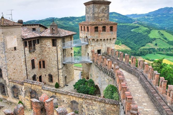 Medieval Villages Tour & Cremona Stradivaris Town, From Milan - Exploring Medieval Towns