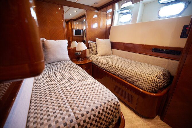 Number Juan 100ft Yacht Azimut Rental - Amenities and Facilities