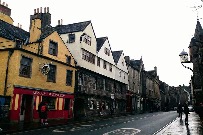 Private Edinburgh Old Town History Tour - Close Encounters - Tour Scheduling and Accessibility