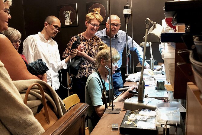 Private Jewellery Walking Tour in the Fashion District - Exploring the Jewelry Sector