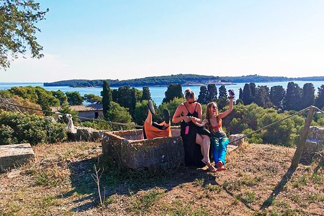 Stop on Island & National Park Day Cruise With Lunch Drinks - Maximum Travelers and Location
