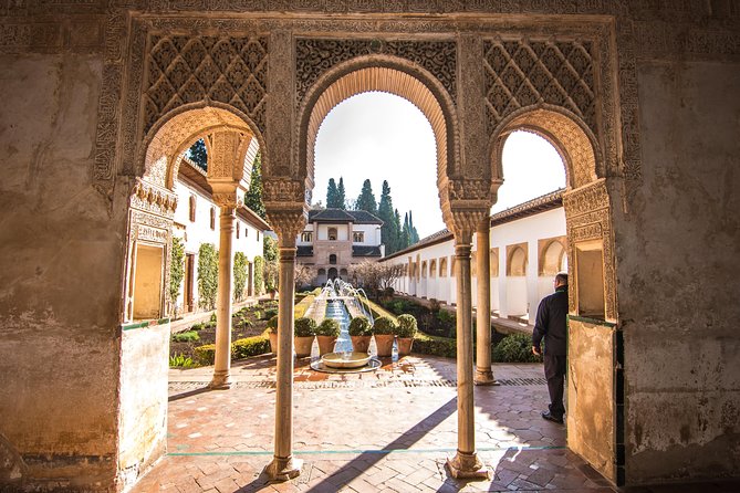 Alhambra Nasrid Palaces and Local Food Experience - What to Expect
