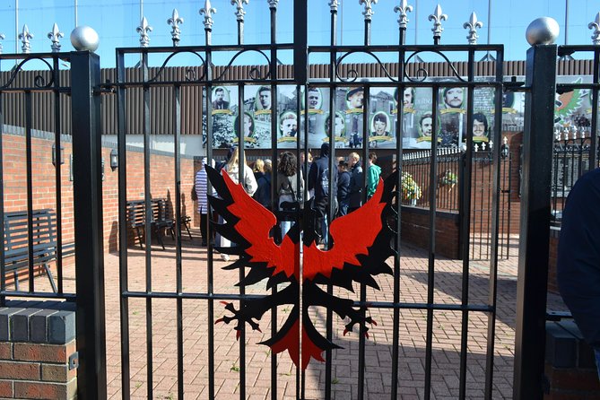 Belfast Political Mural Private Black Taxi Tour - Booking Information and Policies