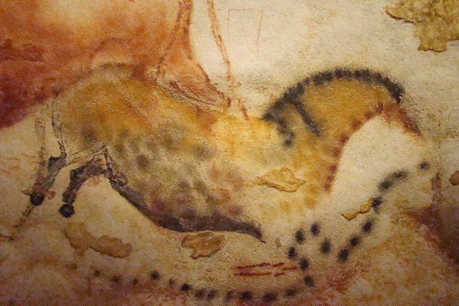 Bordeaux to Lascaux and Dordogne Valley Private Sightseeing Tour - Discovering Saint Leon-sur-Vezere