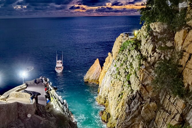 Sunset + High Cliff Divers La Quebrada at La Perla – Only Drinks