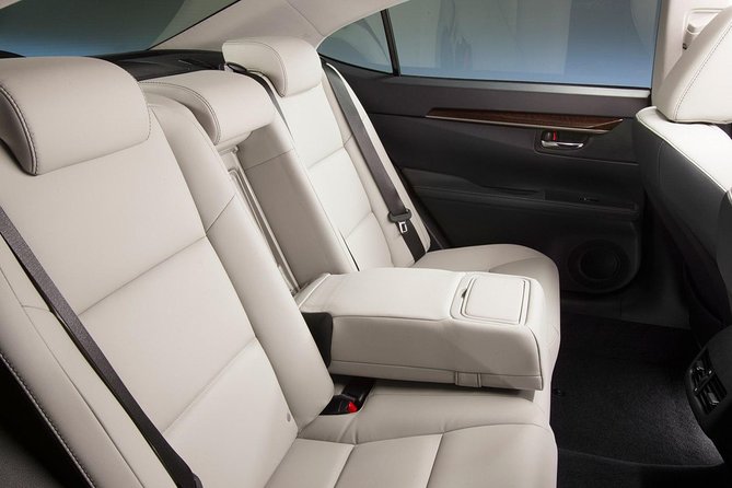 Arrival Private Transfer: Toronto YYZ Airport to Toronto City by Business Car - Service Overview