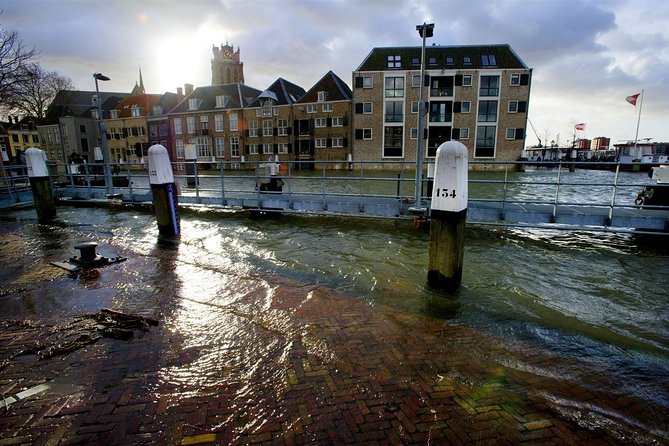 E-Scavenger Hunt Dordrecht: Explore the City at Your Own Pace - Exploration Features