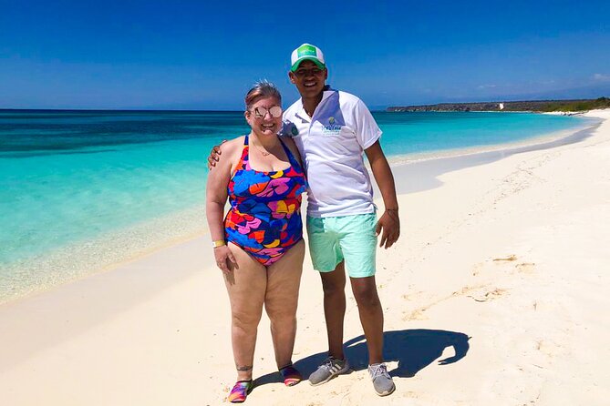Full Day Private Tour Bahia De Las Aguilas and Hoyo Pelempito - Tour Overview