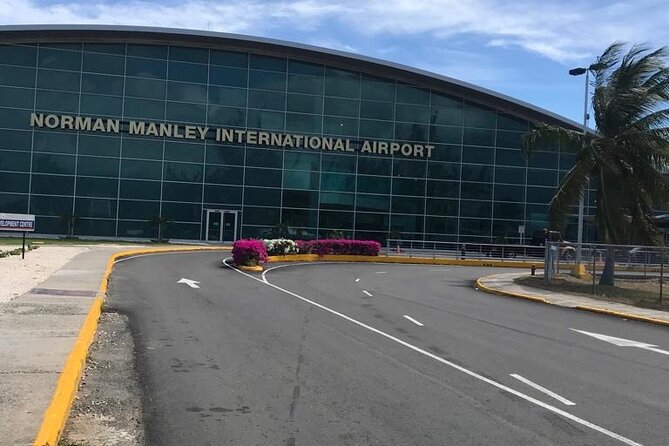 Kingston Roundtrip Airport Taxi Transfer to RIU Ocho Rios & Moon Palace Hotels - Key Points