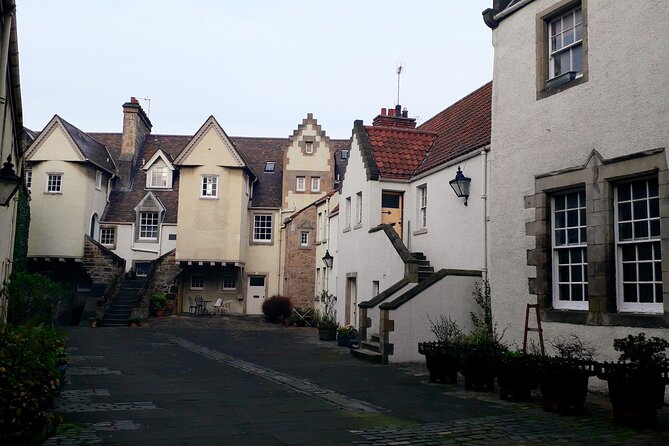 Private Edinburgh Old Town History Tour - Close Encounters - Exploring Edinburghs Old Town