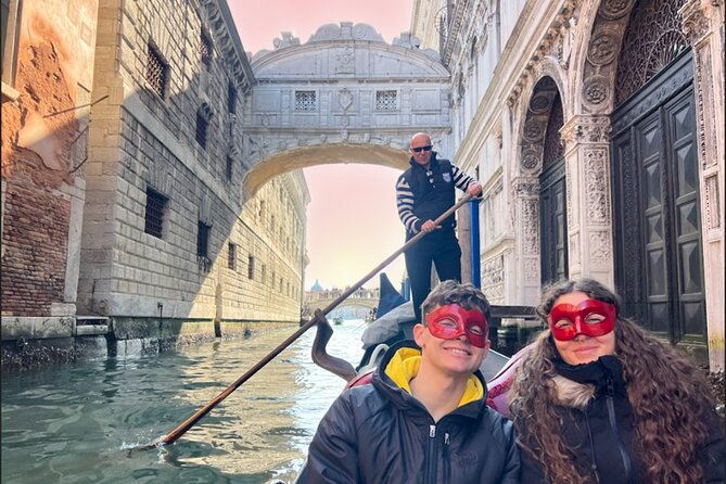 Venice: Romantic Sunset Gondola Ride - Key Points