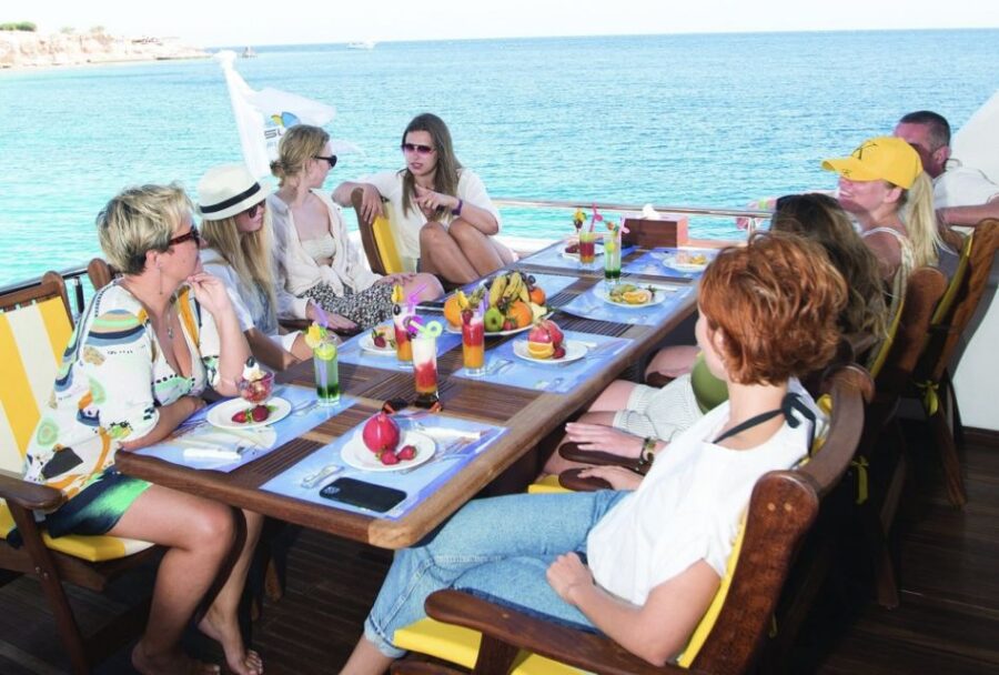 Cairo: Premium Yacht Cruise & Lunch With Optional Pickup