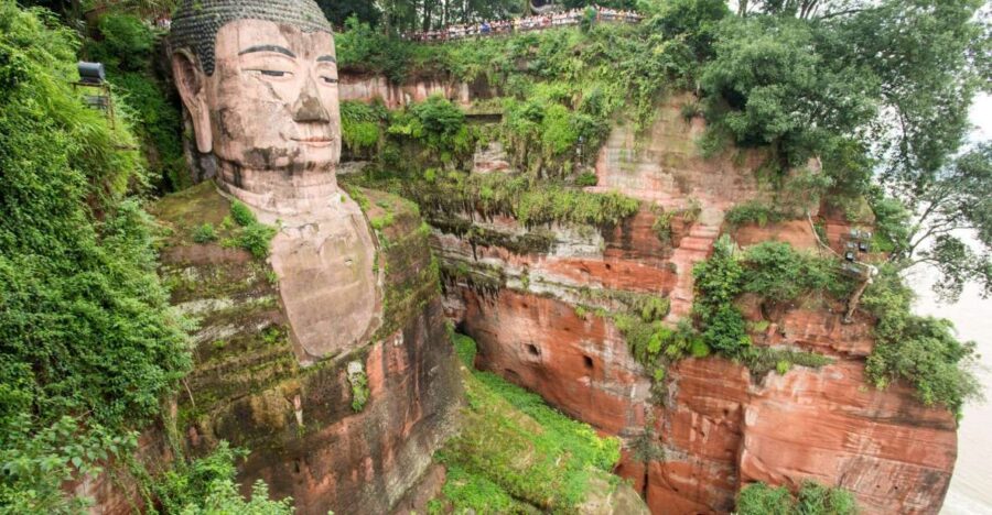 Chengdu: Private Round-Trip Transfer to Leshan Budda