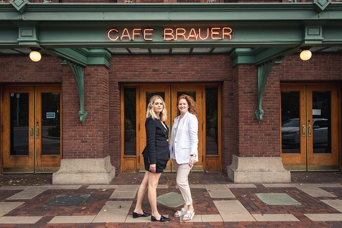 Chicago Elopement With City Landmark Photoshoot & Private Driver - Role of the Wedding Planner