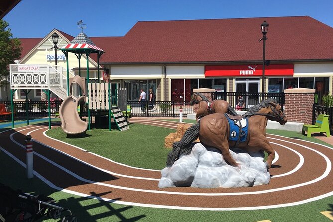 Cold Spring Town and Woodbury Outlets 1-Day Tour From New York