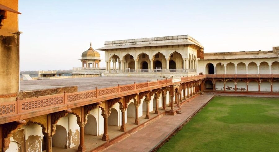 Day Trip to Taj Mahal, Agra Fort, and Baby Taj From Delhi