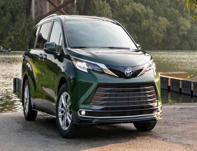 Dublin Airport: Private 1-Way Minivan Transfer to Dublin