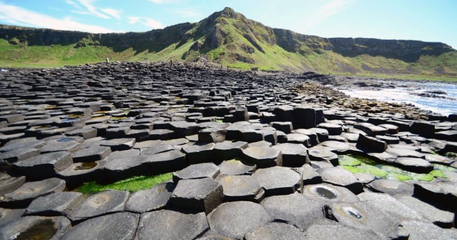 Dublin: Giants Causeway & Belfast (Titanic or Black Taxi)