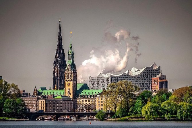 Exclusive Classic Car Tour Through the Posh Districts on the Alster