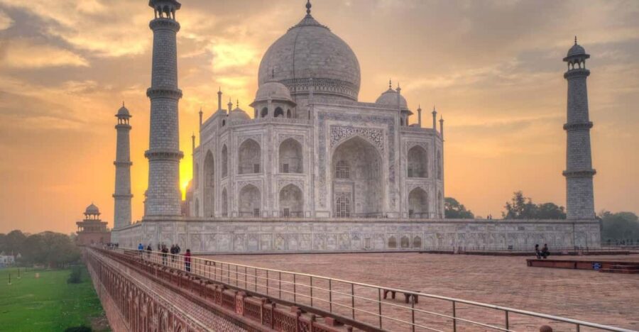 From Delhi: Taj Mahal & Agra Tour by Gatimaan Express Train