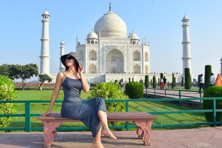 From Delhi: Taj Mahal & Agra Tour by Gatimaan Express Train