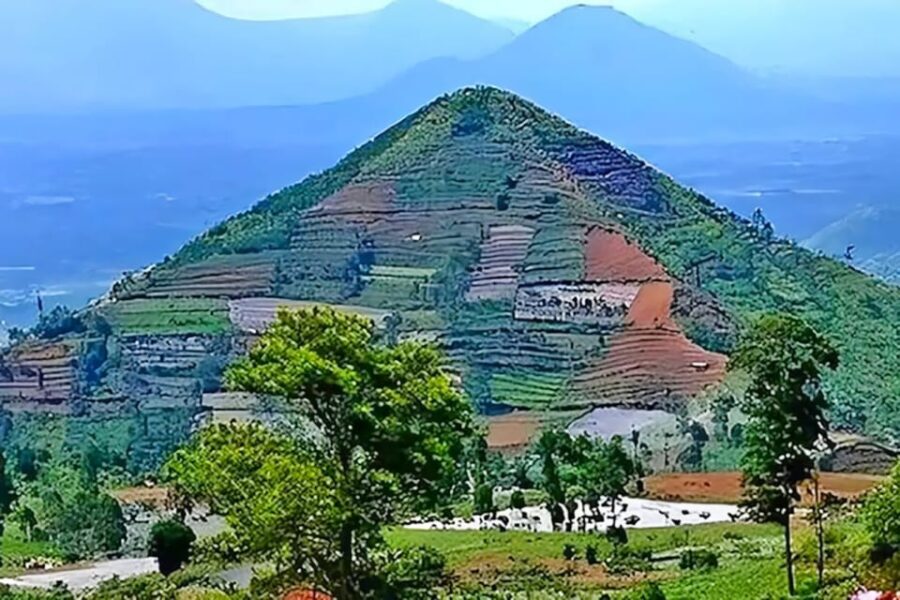 From Jakarta : Prehistoric Mount Padang