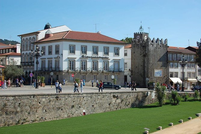 Green Wine Region Tour: Wine Tastings & Lunch