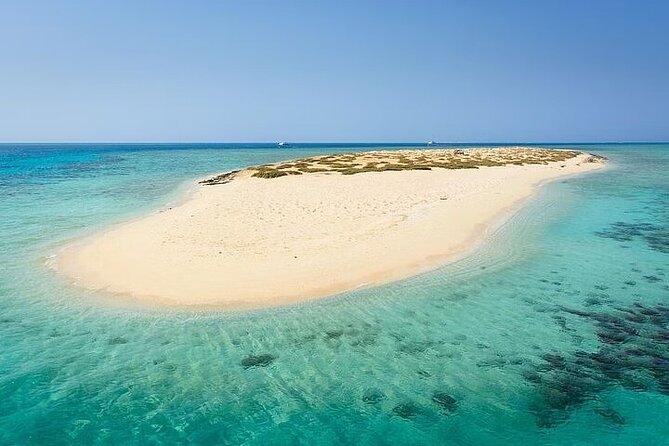 Hamata and Qulaan Islands Boat Tour With 3 Stops Snorkeling and Lunch