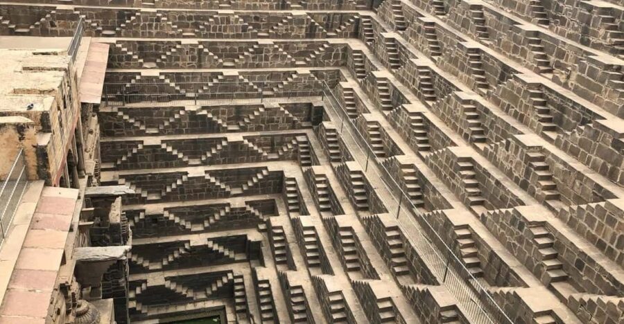 Jaipur: Deepest Step Well in India & Haunted Fort Day Trip