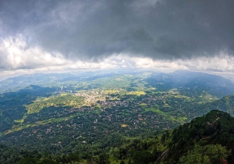 Kandy: to Ambuluwawa Tower and Tea Exploration by Tuk Tuk