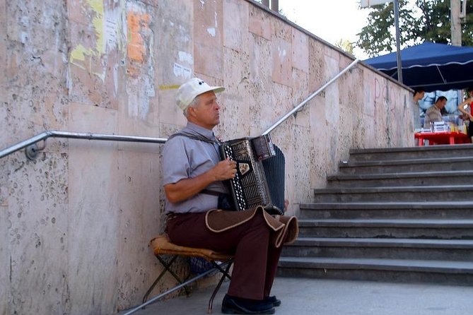 Kiss Me Now – City Tour of Chisinau!