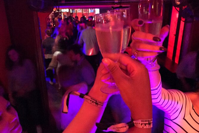 Ladies Night Party Tour in Hamburg Including Cocktail, Sparkling Wine and Shots - Event Overview