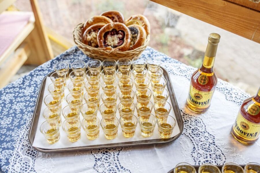 Prague: Czech Folklore Evening With Unlimited Drinks