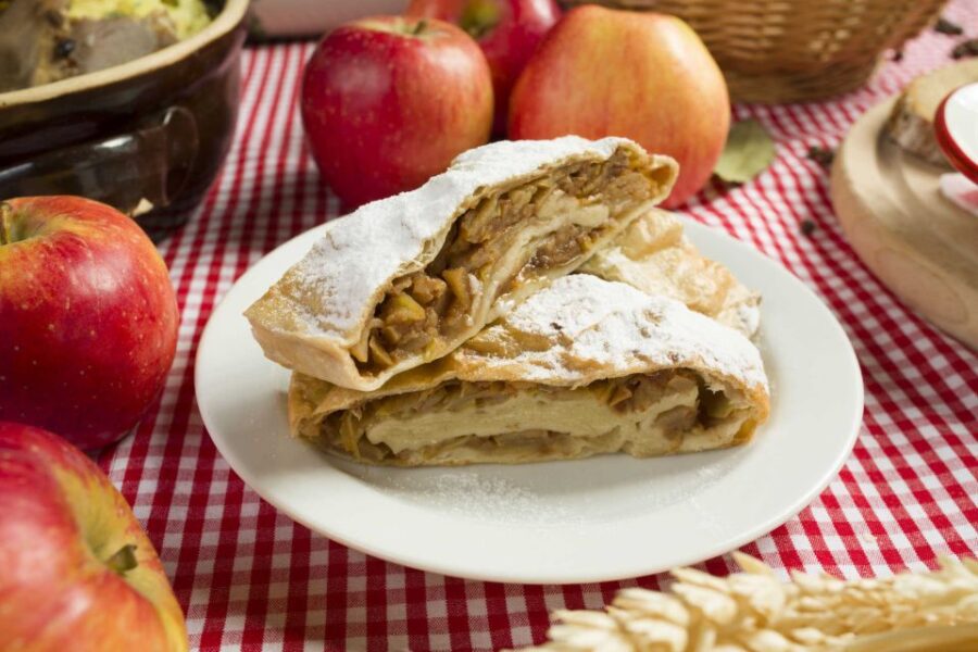 Prague: Evening Folklore Garden Party With Traditional Menu