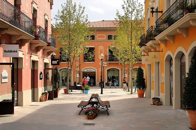 Private 4 Hs City Tour of Barcelona and La Roca Village 5 Hours With Pick up