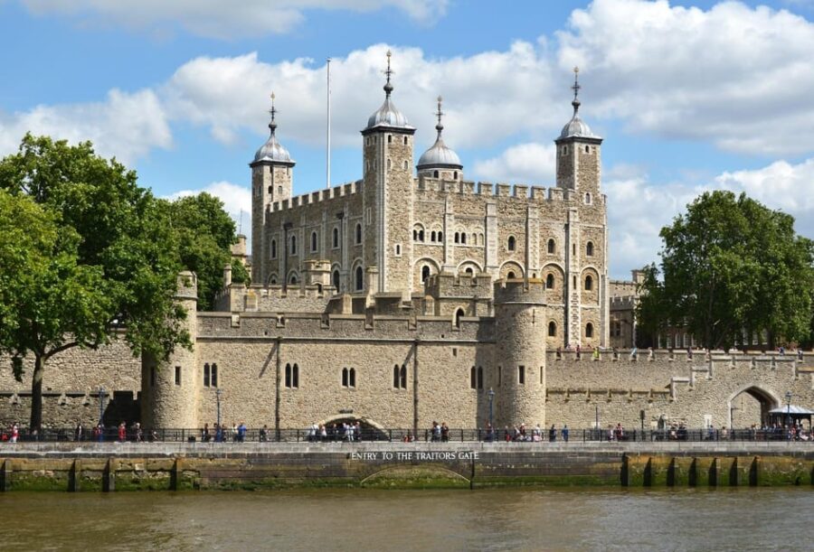 Private Roundtrip Transfer: Heathrow Airport ↔ Westminster.