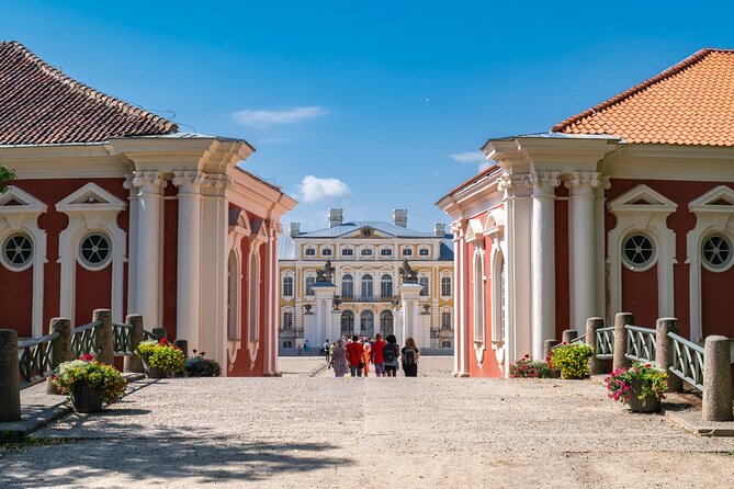 Private Transfer: Ryga to Klaipeda via Hill of Crosses & Rundale Palace