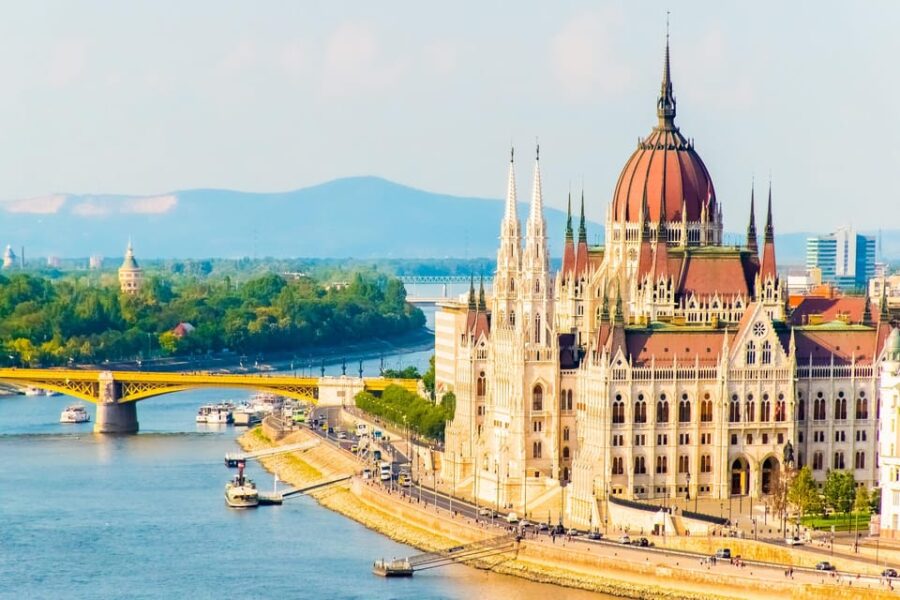 Private Transfer: Vienna to Budapest With 2 Hr Sightseeing