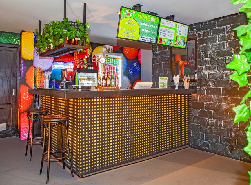 Puerto Del Carmen: Indoor 18 Hole Crazy Mini Golf Experience