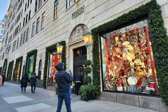 Romantic Christmas Mystery of a Lost Lover in NYC - Setting the Scene: A Romantic Christmas Adventure