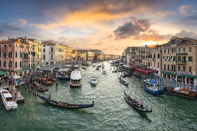 Romantic Serenade Gondola Tour: Private Ride