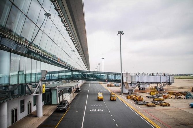 Shared Arrival Transfer: Osaka Itami Airport to Kyoto City