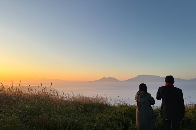 View the Sunrise and Sea of ​​Clouds Over the Aso Caldera