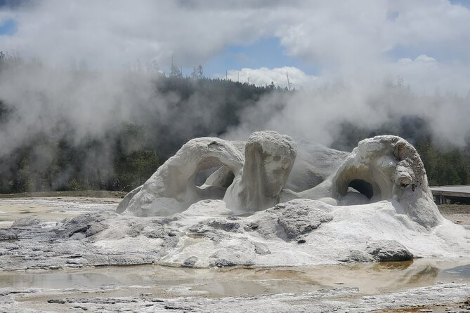 Yellowstones Upper Geyser Basin: A Self-Guided Audio Tour - Discovering the Inspiration Point Overlook