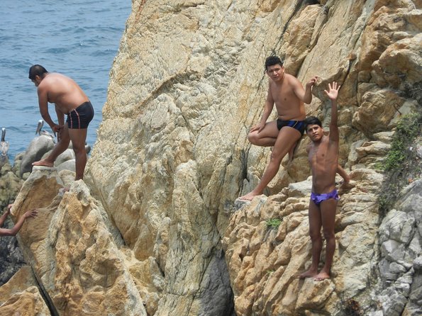 3-hour Iconic High Cliff Divers Shows & Flea Market Shopping Time - Tour Pricing Details