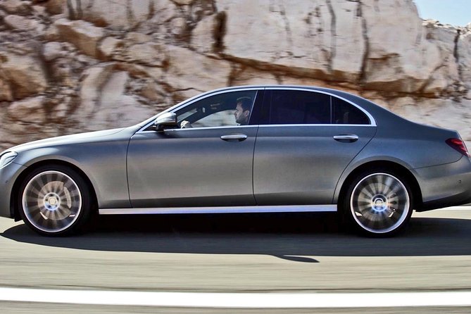 Arrival Private Transfer Honolulu Airport HNL to Beach Resorts by Executive Car - Pickup and Drop-off