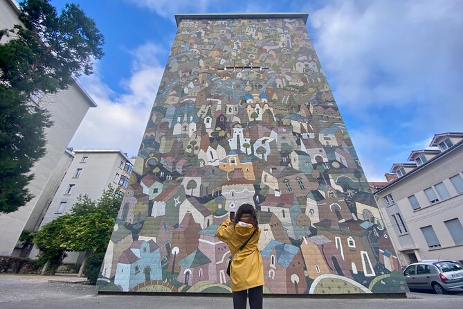 Audio-Guided Tour of the United States Quarter and Painted Walls - Booking Process