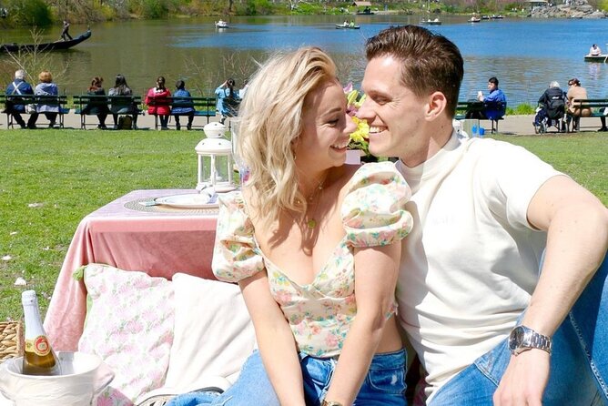 Central Park Luxury Picnic for 5 to 8 Person - Customizable Food and Drink Options