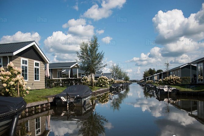 Explore the Venice of the North: Giethoorn With a Private Guide - Exploring the Villages Charming Architecture