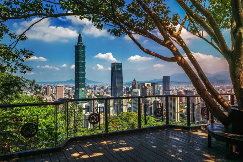 🚗 Private Car: 8-Hour Customized Taipei City Exploration! - Iconic Taipei Landmarks